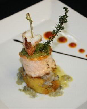 Лосось с крокетами из картофеля, дрессингом из огурца