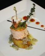 Лосось с крокетами из картофеля, дрессингом из огурца