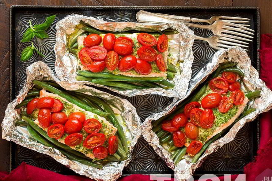 Рецепт лосось, запеченный в фольге с итальянскими овощами и соусом песто