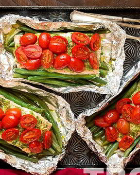 Лосось, запеченный в фольге с итальянскими овощами и соусом песто