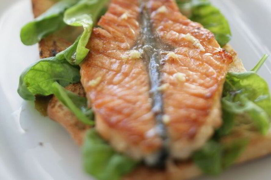 Рецепт маринованная семга на гриле с хлебом и салатом