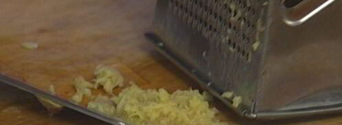 маринованная семга на гриле с хлебом и салатом. Шаг 2