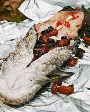 Сом с финиками и изюмом на углях