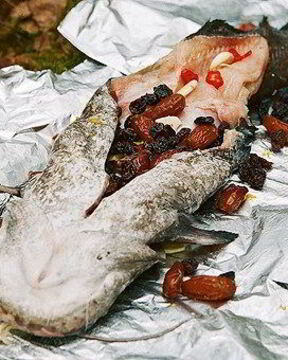 Сом с финиками и изюмом на углях