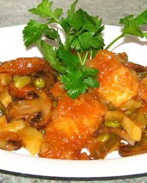 Тунец с грибами под красным соусом