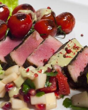 Тунец в зеленом чае с фруктовым гарниром и сливочным соусом