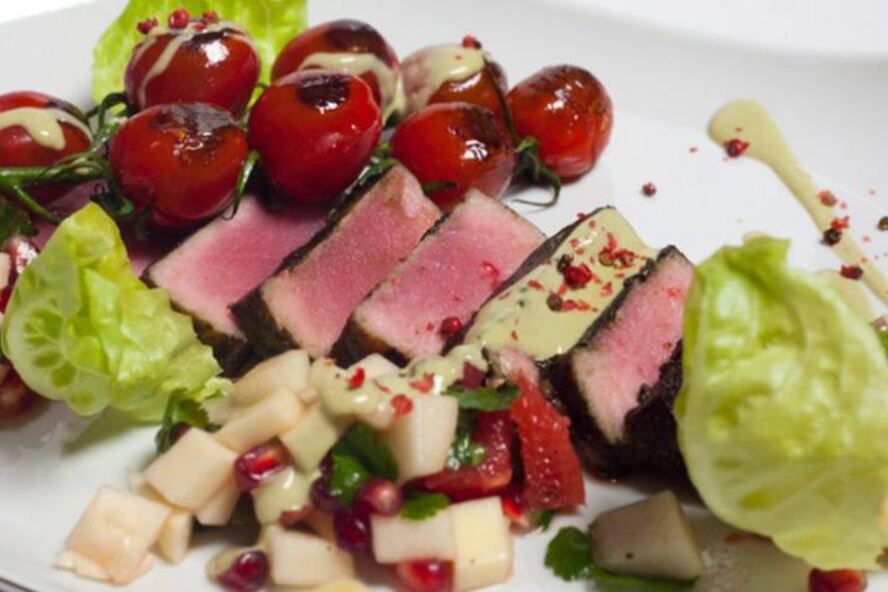 Рецепт тунец в зеленом чае с фруктовым гарниром и сливочным соусом