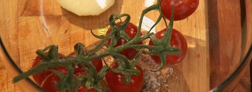 тунец в зеленом чае с фруктовым гарниром и сливочным соусом. Шаг 3