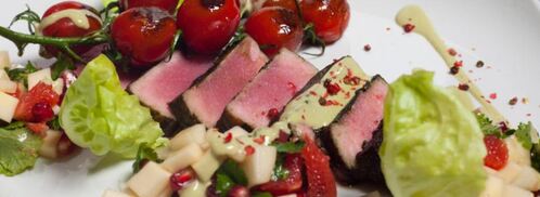 тунец в зеленом чае с фруктовым гарниром и сливочным соусом. Шаг 5