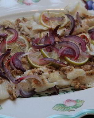 Тушеный палтус с перцем и зеленью