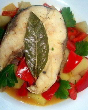 Вареная рыба с овощами