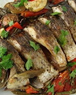 Запеченная рыба с картошкой и помидорами