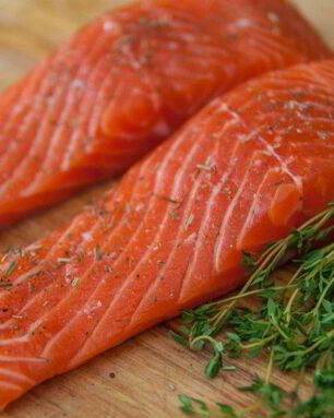 Запеченный лосось в тесте из песто на картофельно-маковой подушке