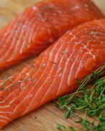 Запеченный лосось в тесте из песто на картофельно-маковой подушке