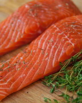 Запеченный лосось в тесте из песто на картофельно-маковой подушке