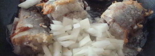 жареная рыба с картошкой и луком. Шаг 8