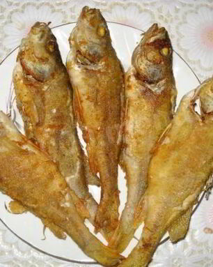 Жареный в соусе с редькой окунь