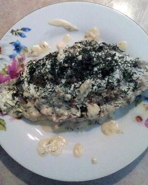 Жареные карасики в сметане с петрушкой