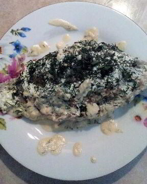 Жареные карасики в сметане с петрушкой