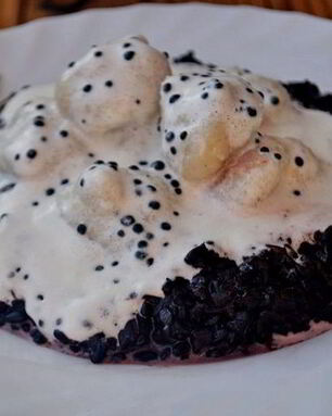 Рыбные клецки с черным рисом и сливочно-икорным соусом