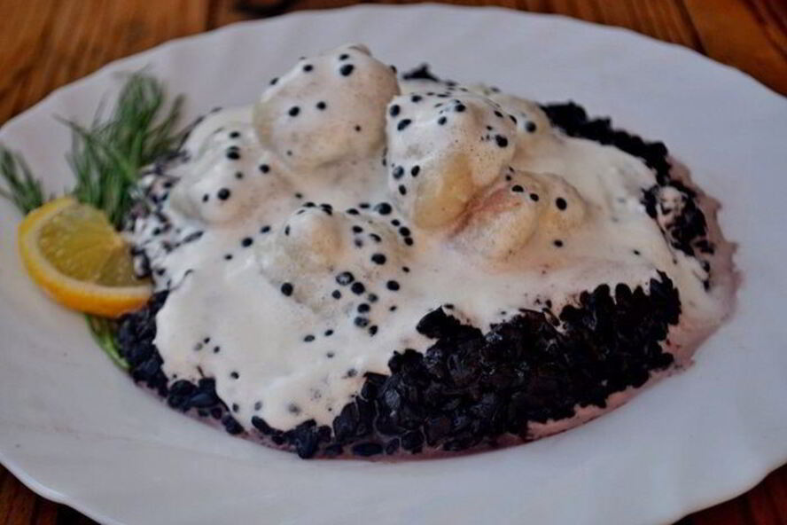 Рецепт рыбные клецки с черным рисом и сливочно-икорным соусом