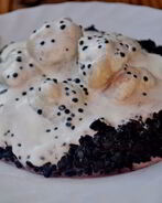 Рыбные клецки с черным рисом и сливочно-икорным соусом