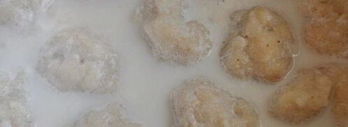 рыбные клецки с черным рисом и сливочно-икорным соусом. Шаг 5