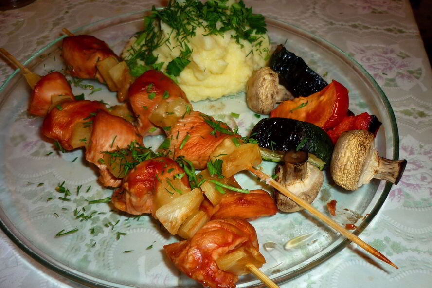 Рецепт куриный шашлык по-домашнему с грибами и ананасами