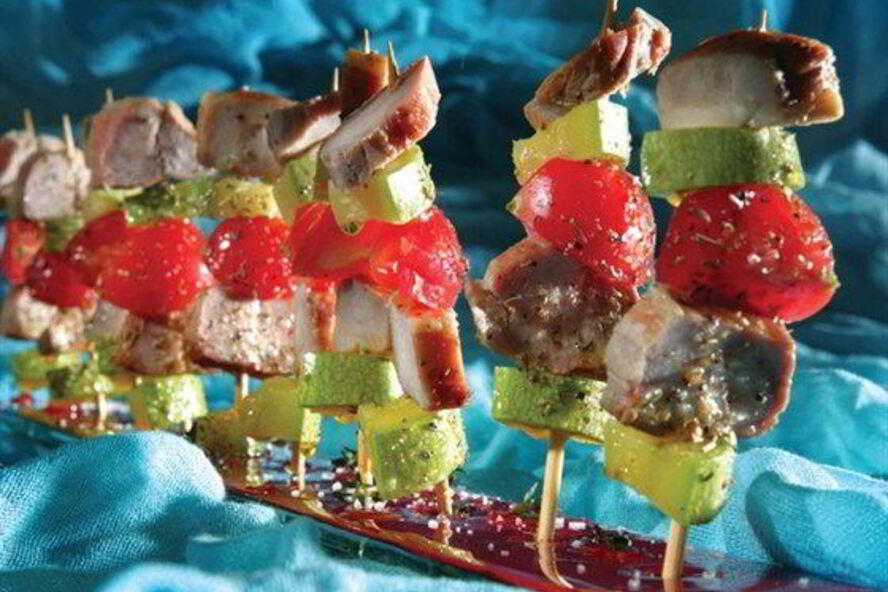 Рецепт мини-шашлыки из копченой свинины, помидоров черри и маринованных цукини