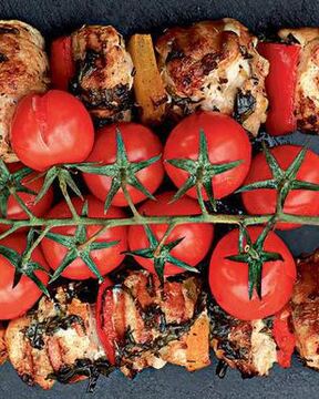 Шашлычки из цесарки с помидорами черри и сладким перцем