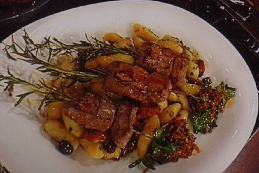 Рецепт шашлычки из ягненка с картофельными пальчиками и икрой из баклажанов