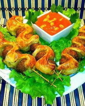 Шашлык из фарша со слоеным тестом