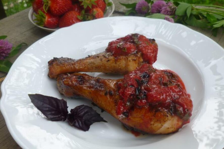 Рецепт шашлык из курицы с клубнично-базиликовым соусом