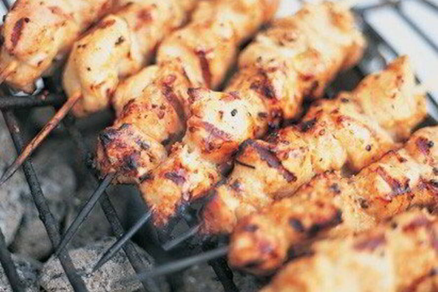 Рецепт шашлык из курицы, замаринованной в вине с лимоном, тимьяном, розмарином и ягодами можжевельника