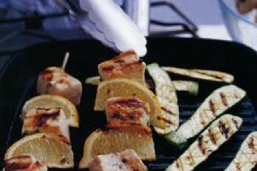 Рецепт шашлык из рыбы-меч с жареными кабачками