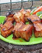 Шашлык из свиной грудинки в томатно-соевом маринаде с медом
