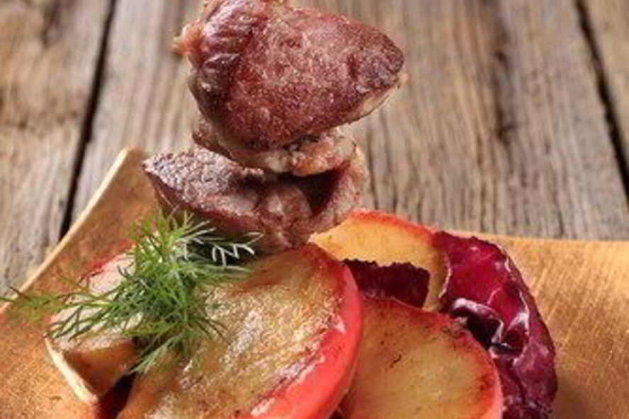 Рецепт свиной шашлык с яблоками и красным луком