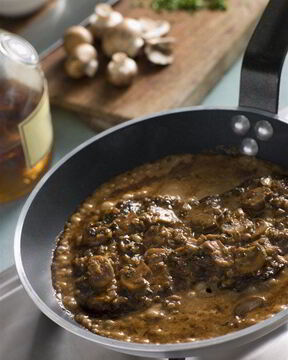 Говяжий стейк со сливочно-грибным соусом