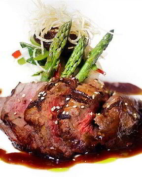 Говяжьи стейки на гриле с соусом барбекю из кофе