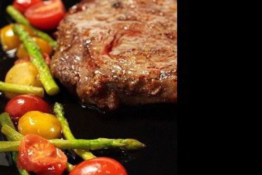 Рецепт говяжьи стейки с жаренными помидорами черри