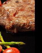 Говяжьи стейки с жаренными помидорами черри