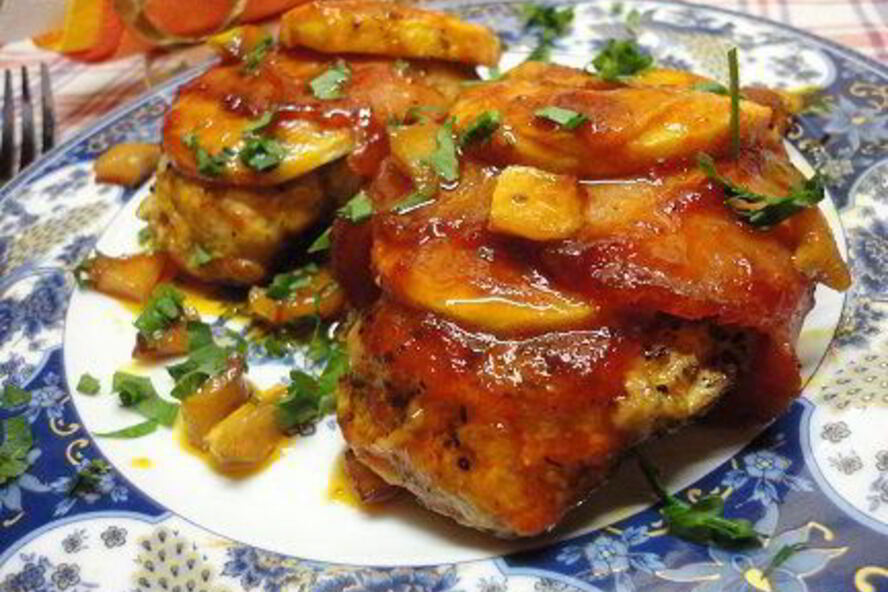 Рецепт куриные стейки с яблоками
