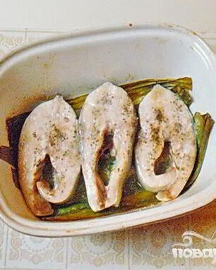 Рыбные стейки на листьях пража