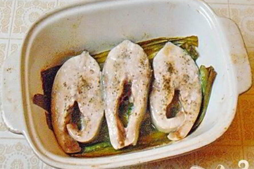 Рецепт рыбные стейки на листьях пража