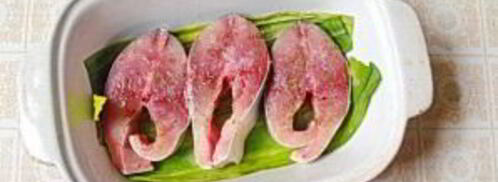 рыбные стейки на листьях пража. Шаг 3