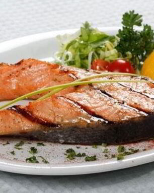 Стейк из форели на углях