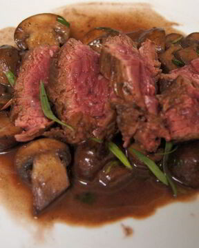 Стейк из говядины с грибным соусом
