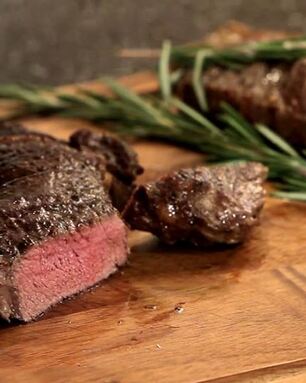 Стейк из мраморной говядины жареный на сковороде гриль