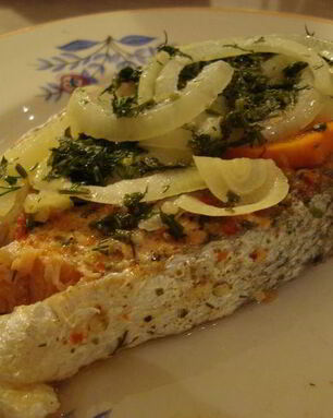 Стейк лосося, запеченного в фольге HomeQueen с овощами