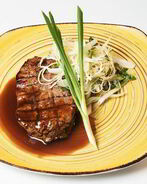 Стейк рибай с соусом демиглас